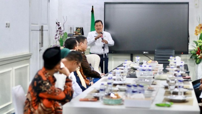 1763185703367-penyerahan-bantuan-keuangan-parpol-dan-penandatanganan-nphd-di-rumah-jabatan-bupati-takalar-jumat-14112025-1763176336482_169