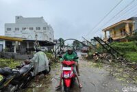 1763185784842-pohon-tumbang-di-jalan-dr-leimena-makassar-1763174659492_169