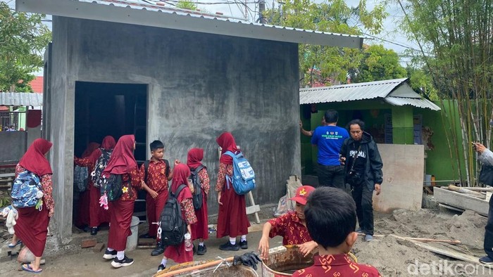 1763185830224-pembangunan-toilet-sekolah-di-parepare-yang-anggarannya-capai-rp-166-juta-1762937738923_169