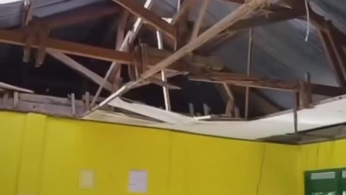 1763185982516-atap-dan-plafon-sdn-156-kalukubodo-di-kabupaten-bulukumba-ambruk-1763096976402_169