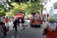 1763207101228-damkar-tiba-di-lokasi-kebakaran-di-universitas-mega-buana-palopo-1763183684376_169