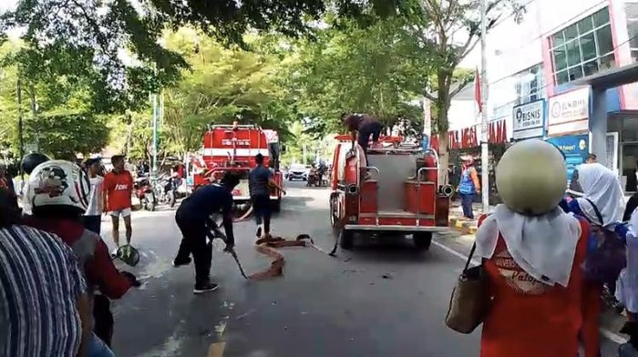1763207101228-damkar-tiba-di-lokasi-kebakaran-di-universitas-mega-buana-palopo-1763183684376_169