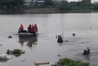 1763271941110-tim-sar-gabungan-mengevakuasi-jasad-pemuda-yang-tenggelam-di-danau-tanjung-bunga-gowa-1763269468420_169