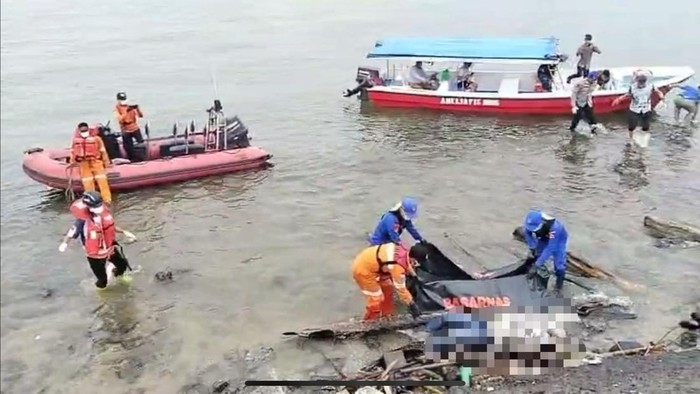 1763272227183-tim-sar-gabungan-mengevakuasi-mayat-tanpa-identitas-di-pulau-lae-lae-1763190816568_169
