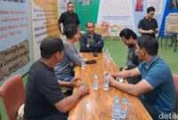 1763315041256-anggota-komisi-iii-dpr-ri-rudianto-lallo-tengah-bersama-jajaran-personel-polrestabes-makassar-yang-menyelamatkan-bilqis-dari-p-1763301211541_169