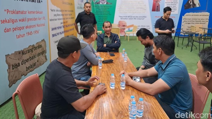 1763315041256-anggota-komisi-iii-dpr-ri-rudianto-lallo-tengah-bersama-jajaran-personel-polrestabes-makassar-yang-menyelamatkan-bilqis-dari-p-1763301211541_169