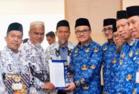 1763359349479-sekda-sulsel-dr-jufri-rahman-menyerahkan-sk-pengaktifan-kembali-menjadi-asn-kepada-dua-guru-sma-di-luwu-utara-1763350643951_169