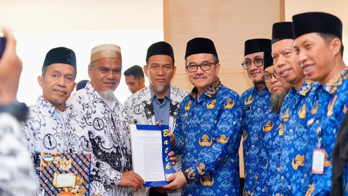 1763359349479-sekda-sulsel-dr-jufri-rahman-menyerahkan-sk-pengaktifan-kembali-menjadi-asn-kepada-dua-guru-sma-di-luwu-utara-1763350643951_169