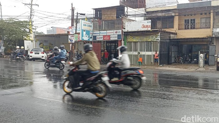 1763359377880-hujan-di-makassar-3_169