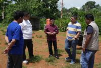 1763359408307-bupati-maros-chaidir-syam-dan-wali-kota-makassar-munafri-appi-arifuddin-kedua-kanan-meninjau-suasana-rumah-di-pagi-hari-1763347758098_169