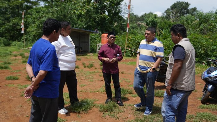 1763359408307-bupati-maros-chaidir-syam-dan-wali-kota-makassar-munafri-appi-arifuddin-kedua-kanan-meninjau-suasana-rumah-di-pagi-hari-1763347758098_169