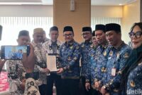 1763359441404-sekda-sulsel-dr-jufri-rahman-menyerahkan-sk-pengaktifan-kembali-menjadi-asn-kepada-dua-guru-sma-di-luwu-utara-1763344493029_169