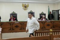 1763359538155-terdakwa-annar-salahuddin-sampetoding-saat-menjalani-sidang-kasus-uang-palsu-di-pn-sungguminasa-gowa-1749012109546_169