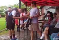 1763380619485-tomas-trucha-saat-bertemu-dengan-direktur-utama-psm-makassar-sadikin-aksa-di-stadion-bosowa-sport-center-1763372933652_169