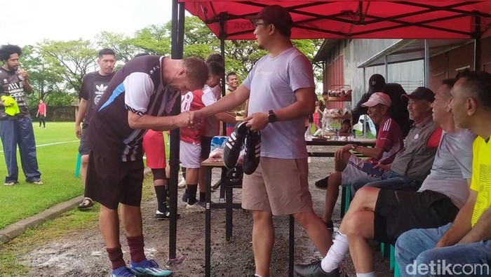 1763380619485-tomas-trucha-saat-bertemu-dengan-direktur-utama-psm-makassar-sadikin-aksa-di-stadion-bosowa-sport-center-1763372933652_169