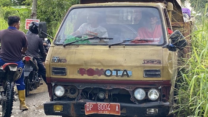 1763380654657-mobil-pengangkut-sampah-pemkot-parepare-1763369038805_169