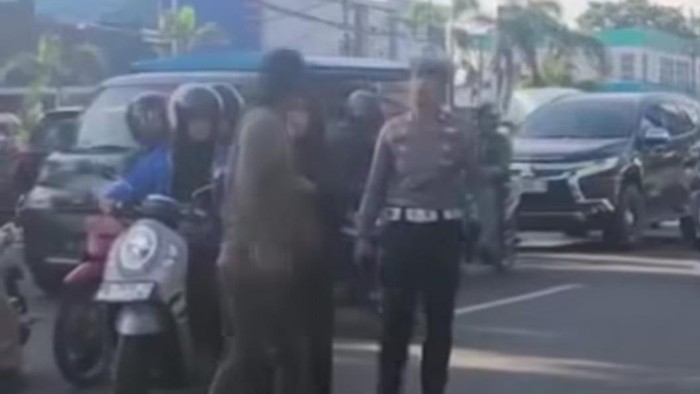 1763445555412-polantas-di-maros-nyaris-dipukul-pengendara-motor-1763430236593_169