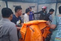 1763528880842-evakuasi-pasutri-tewas-terjebak-kebakaran-di-wajo-1763516982768_169