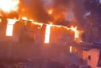 1763528909048-kebakaran-rumah-terjadi-lagi-di-lokasi-tawuran-di-tallo-makassar-1763466773336_169