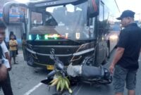 1763550462793-bus-menabrak-pengendara-motor-di-mamuju-1763539768544_169