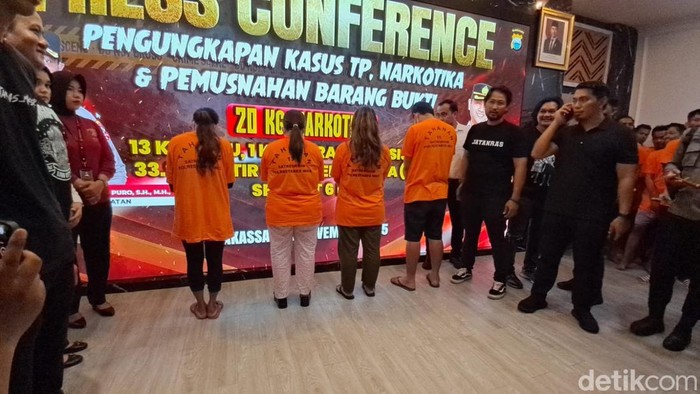 1763615411897-penampakan-tersangka-penculikan-bilqis-dihadirkan-polisi-di-mapolrestabes-makassar-1762750610321_169