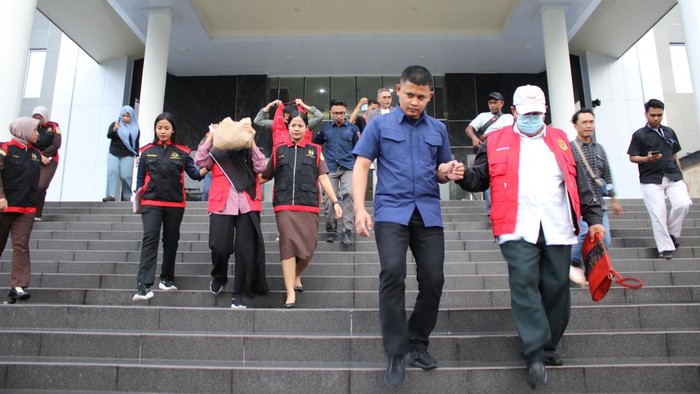 1763658513638-tiga-tersangka-kasus-korupsi-proyek-jalan-di-parigi-moutong-saat-resmi-ditahan-oleh-kejati-sulteng-1763645613095_169