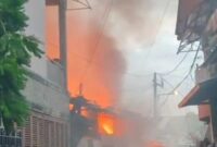 1763701654941-kebakaran-di-jalan-rajawali-makassar-1763687522985_169