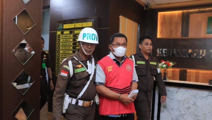 1763723350550-eks-bupati-kepulauan-tanimbar-petrus-fatlolon-mengenakan-rompi-pink-1763707070479_169