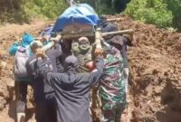 1763723351667-aparat-tni-bersama-warga-menandu-jenazah-melewati-jalan-rusak-di-kecamatan-seko-luwu-utara-1763704902533_169
