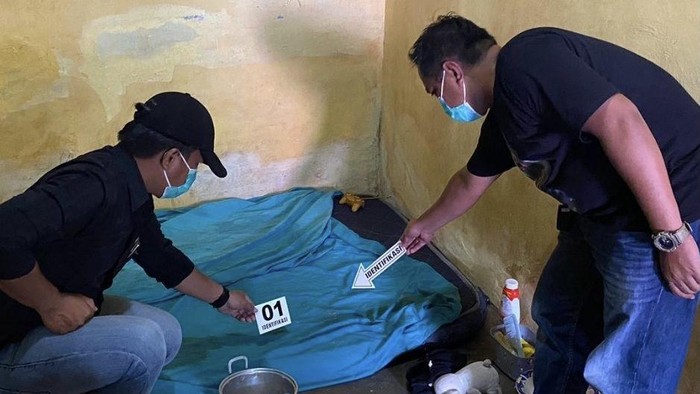 1763788019966-polisi-melakukan-olah-tkp-kasus-tewasnya-bayi-2-tahun-dibunuh-pacar-ibunya-di-luwu-1763779353744_169