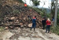 1763809677211-material-longsor-menutup-jalan-di-kilometer-11-kelurahan-latuppa-kecamatan-mungkajang-palopo-1763790005249_169