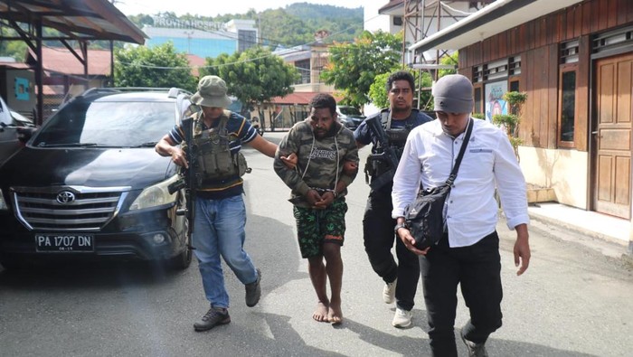 1763874525049-kbb-maam-taplo-ditangkap-setelah-4-tahun-buron-1763808139570_169