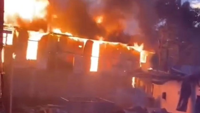 1763874543084-kebakaran-rumah-terjadi-lagi-di-lokasi-tawuran-di-tallo-makassar-1763466773336_169