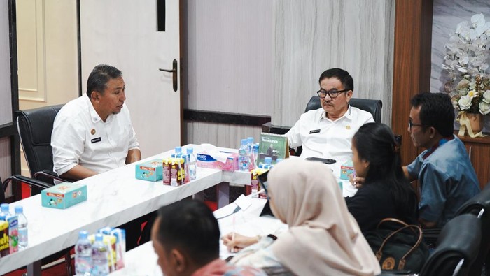 1763896157214-sekda-sulsel-jufri-rahman-bersama-kadinsos-sulsel-malik-faisal-saat-rapat-terkait-pembangunan-sekolah-rakyat-1763879287423_169