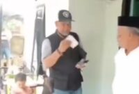 1763960917155-momen-lurah-buloa-bernama-naz-alamsyah-wiradinata-tengah-saat-membagikan-kupon-sembako-di-makassar-1763950890665_169