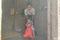 1763982506039-siswa-smp-di-polman-muhammad-supri-15-menggendong-adiknya-yang-sempat-dibawa-ke-sekolah-1763975858011_169