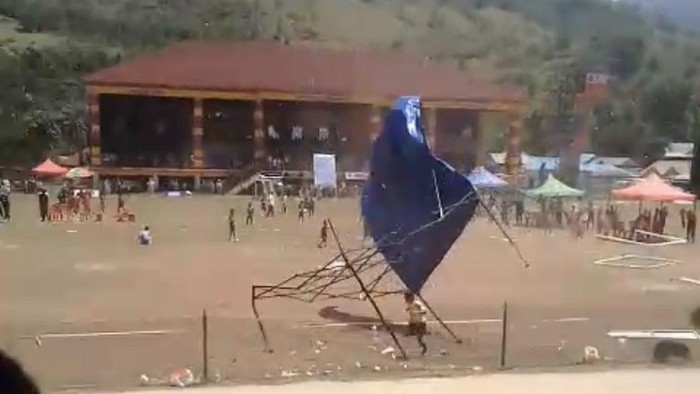 1763982509566-sebuah-tenda-terbang-nyaris-menghantam-bocah-di-enrekang-imbas-angin-puting-beliung-1763966996906_169