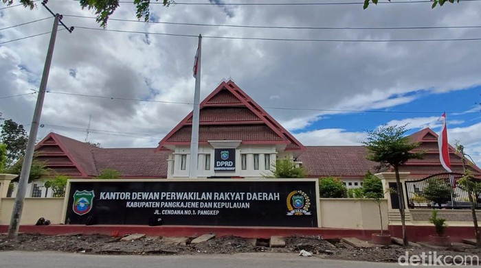 1764004123845-kantor-dprd-kabupaten-pangkep_169