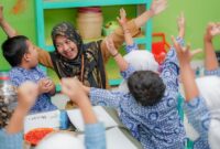 1764004124832-ilustrasi-guru-mengajar-siswa-di-kelas-1763374071693_169