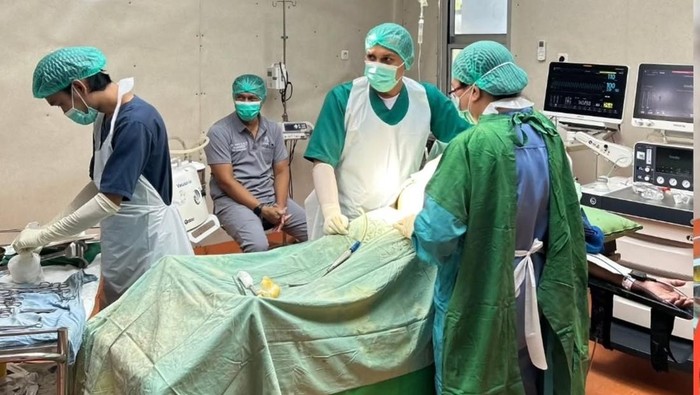 1764004128396-konidisi-ruang-operasi-rsud-muna-yang-dibongkar-dr-ruhwati-1763945733596_169