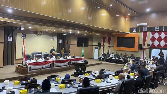 1764004128905-rapat-paripurna-penetapan-apbd-2026-tak-dihadiri-satupun-pejabat-pemkot-parepare-1763965812175_169