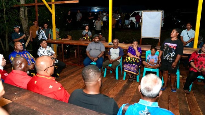 1764133798033-gubernur-papua-matius-d-fakhiri-saat-menemui-keluarga-irene-ibu-hamil-yang-meninggal-karena-lambat-mendapat-penanganan-medis-1764084007048_169