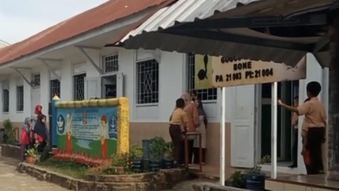 1764155290515-tangkapan-layar-dua-guru-perempuan-di-bone-terlibat-pertengkaran-1764145845837_169