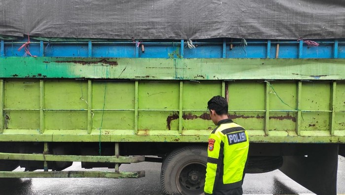 1764155300167-kecelakaan-maut-pelajar-terlindas-truk-di-barru-1764133831513_169