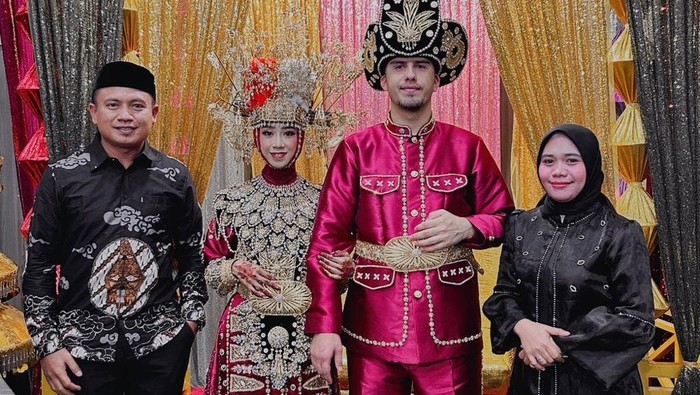 1764176909909-pria-asal-turki-bernama-samet-gezgin-menikahi-wanita-pujaan-hatinya-bernama-siti-nur-muthiah-purnama-shari-abdul-azis-di-goron-1764159015038_169