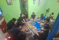 1764176920013-suasana-rumah-duka-driver-ojol-rusdamdiansyah-26-yang-tewas-diduga-dikeroyok-saat-demo-ricuh-di-makassar-1756609843332_169
