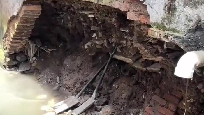 1764220123020-bangunan-asrama-mahasiswa-sulsel-lontara-di-bandung-terancam-ambruk-1764218698037_169