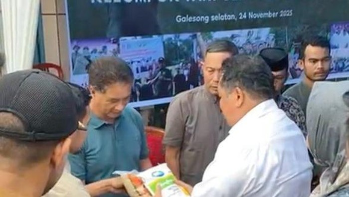 1764220130814-bupati-takalar-firdaus-saat-membagikan-bantuan-bibit-padi-dan-jagung-ke-petani-dokumen-istimewa-1764211599488_169