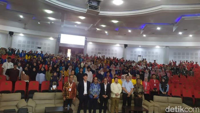 1764220131387-kuliah-umum-unhas-membahas-kedaulatan-pangan-hingga-ai-1764208116140_169