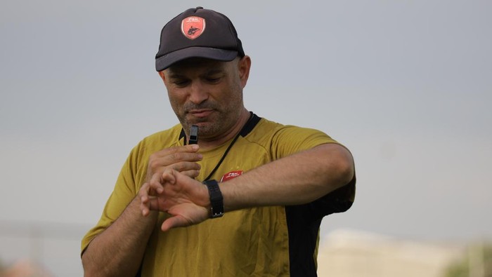 1764220150950-latihan-ini-langsung-dipimpin-pelatih-kepala-bernardo-tavares-1751943318912_169